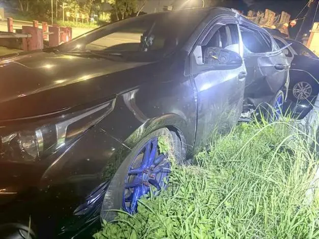 金門深夜自撞!環島西路轎車失控撞路燈 4男受傷送醫