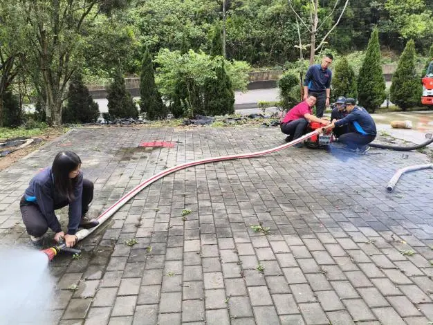 水源告急怎麼辦?三義消防隊實戰演練「河川取水」,偏鄉救災戰力大升級