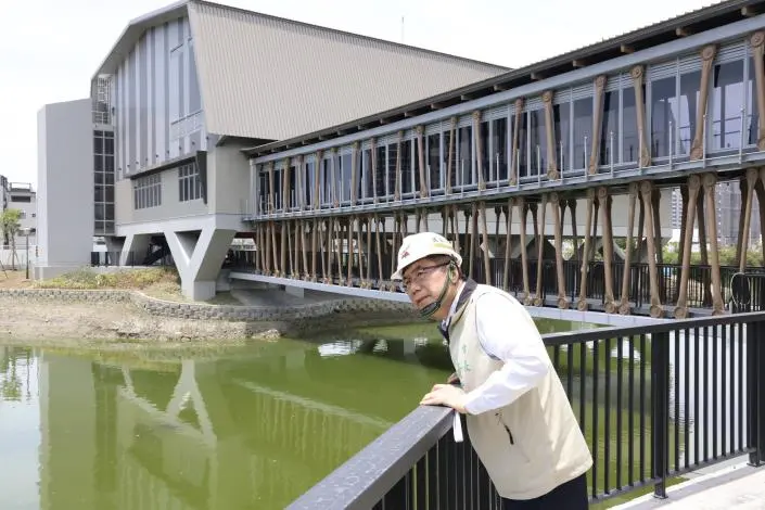 安南運動館5月完工!黃偉哲視察「高腳屋」設計,打造全齡運動新地標