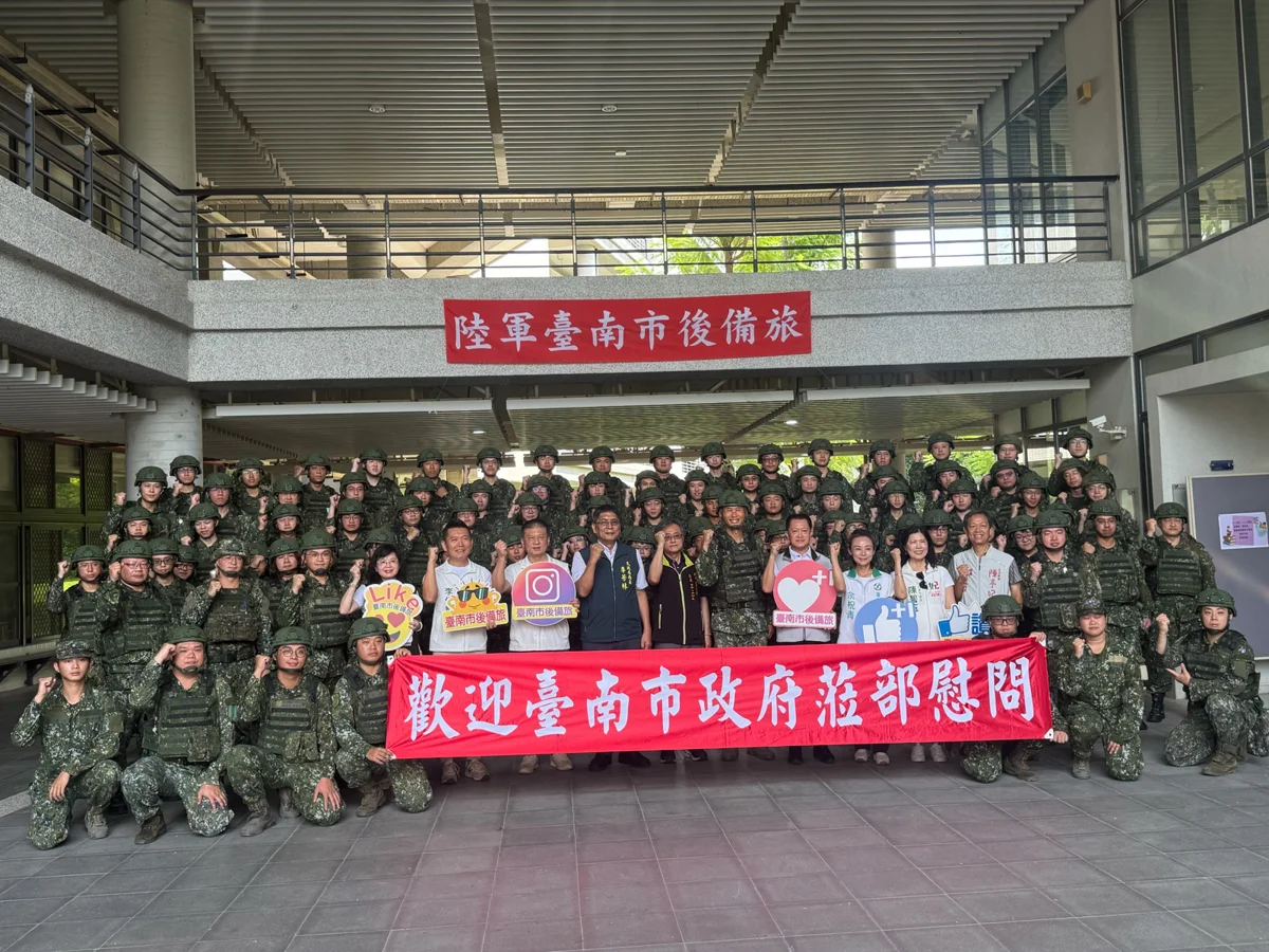 盛夏教召不喊苦!南市民政局長赴南科實中慰勞後備軍人 致贈加菜金與農特產