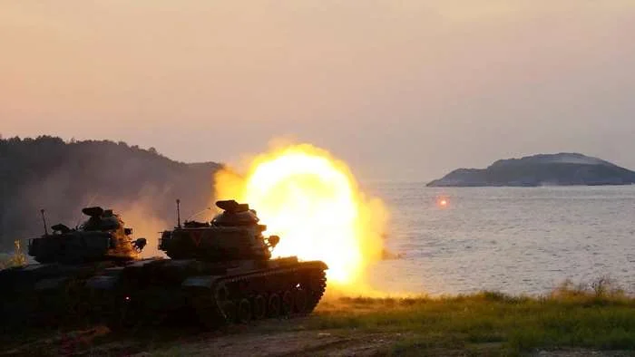 漢光42號演習金門登場!金防部實彈射擊震撼夜空 展現實戰化防衛決心
