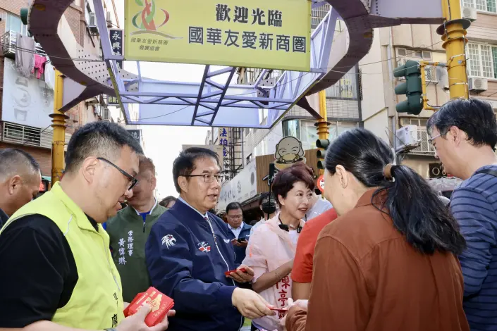 黃偉哲現身台南西市場發紅包!百年古蹟變身文青景點,2026春節走春攻略大公開