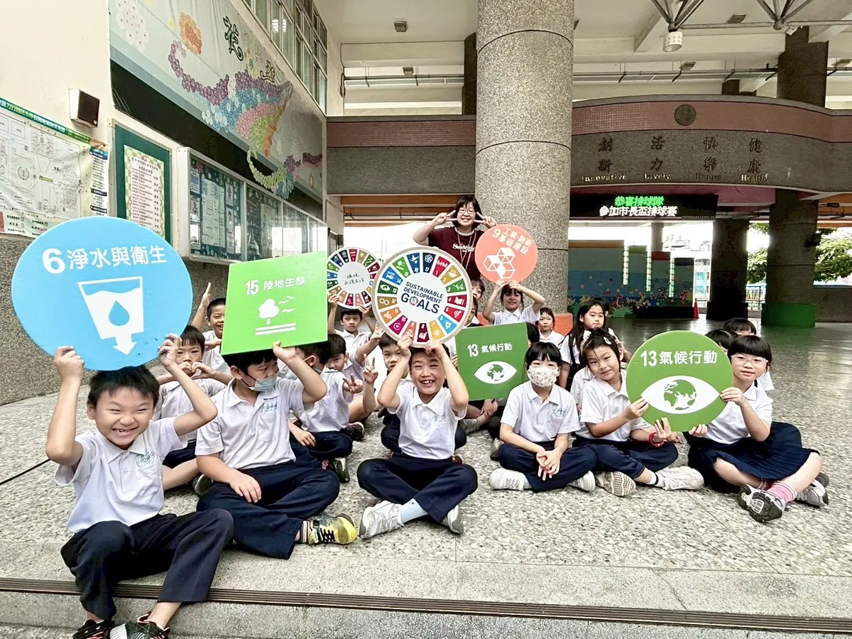 台中「愛水ㄅㄨㄅㄨ車」開進校園!力行國小學童挑戰拼圖學惜水