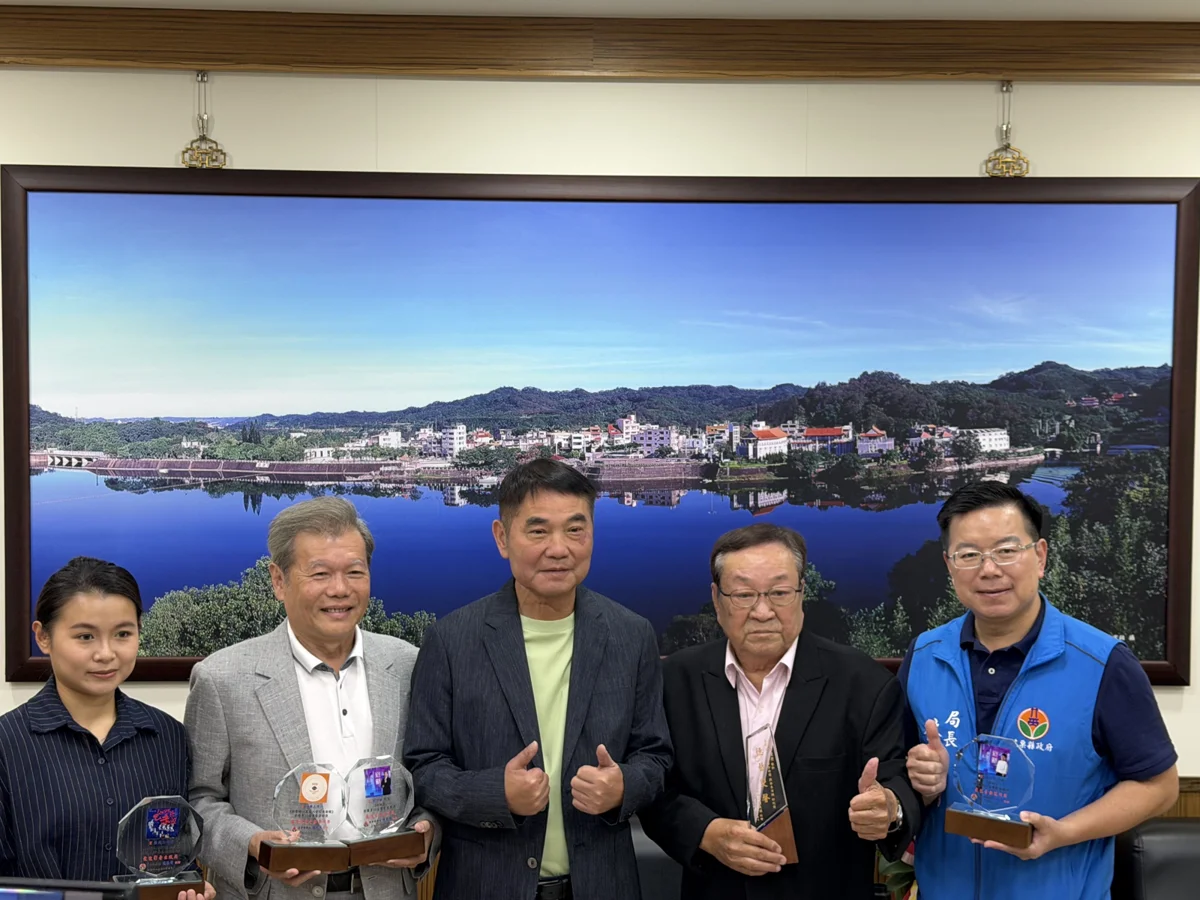 苗栗之光閃耀傳藝金曲獎!88歲亂彈國寶王慶芳獲特別獎 縣長親自表揚