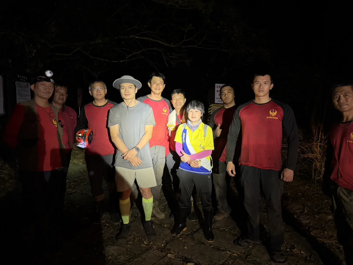 攀登新竹石鹿大山迷途!山友急叩119原地待援 搜救隊連夜尋獲保命
