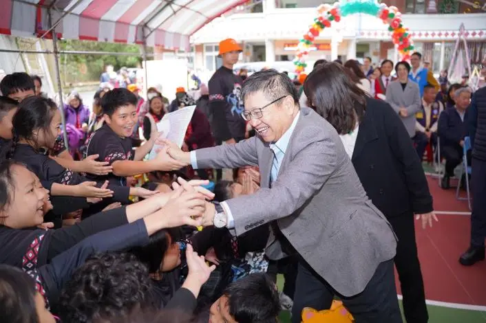 尖石後山盛事！石磊國小60週年校慶 縣長楊文科封存「檜木時空膠囊」相約十年