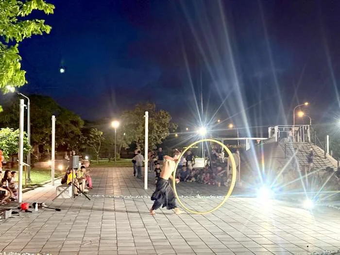 金沙鎮夜晚超熱鬧!「台灣味登島市集」進駐水獺公園 絕美特技與餐車美食吸人潮