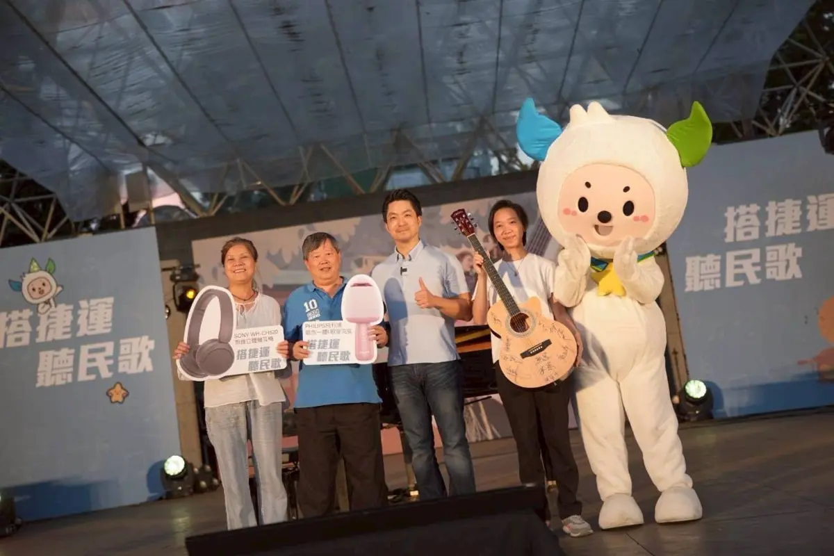 民歌50年大安森林公園開唱!蔣萬安驚喜現身合唱《木棉道》,萬人嗨翻