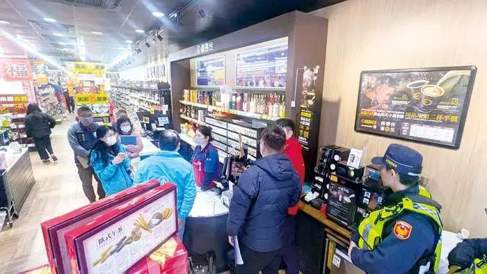 金門春節採買注意!縣府跨局處聯合稽查大賣場公安