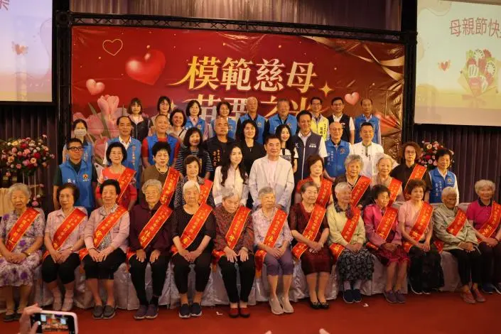 苗栗表揚模範母親!縣長女兒越洋送驚喜,夫人陳美琦感動淚灑會場