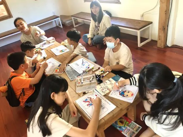 麻豆老庄頭換新裝!青年揮灑創意,「倒風新門牌」邀居民共繪未來