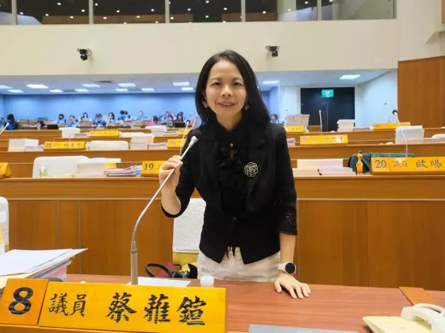 竹北社宅進度慢、公墓遷葬卡關?議員蔡蕥鍹總質詢 縣府坦言「遷葬地點是大問題」