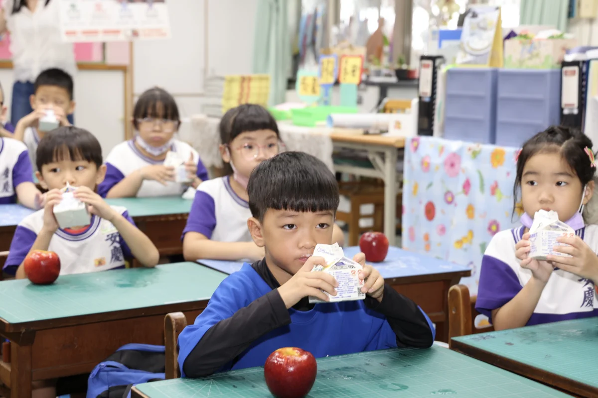 開學日黃偉哲現身安慶國小!視察中央廚房掛保證:學生午餐營養滿分