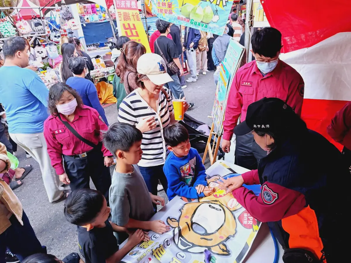 鹽埕埔春節市集超吸睛!消防員現身新樂街 教你保命防災3大招