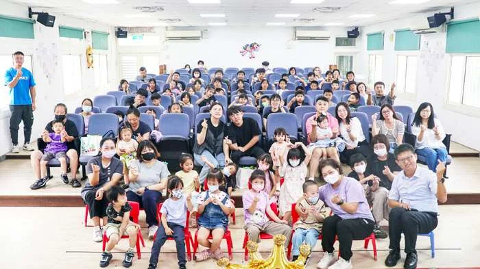 大手牽小手!上岐國小迎新生 過勤聰門、敲狀元鑼萌翻全場
