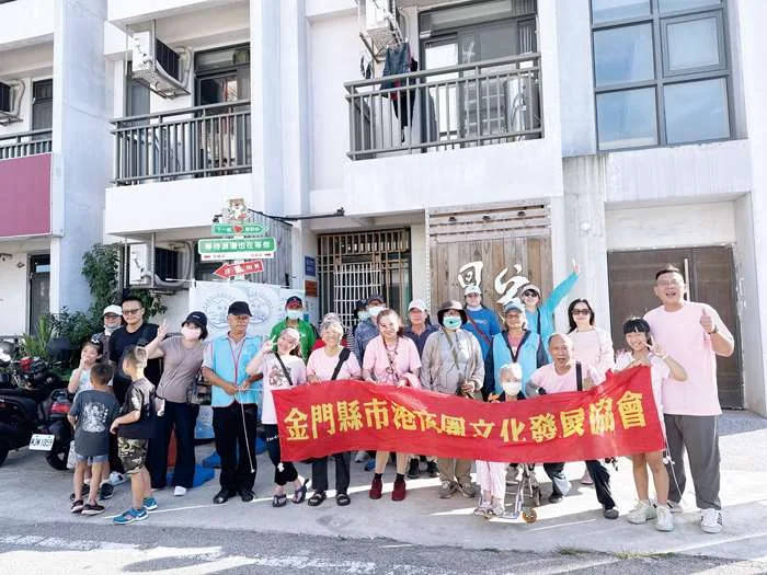 伴夕陽漫步金湖海岸!漁村走讀秘境揭開戰地與信仰面紗