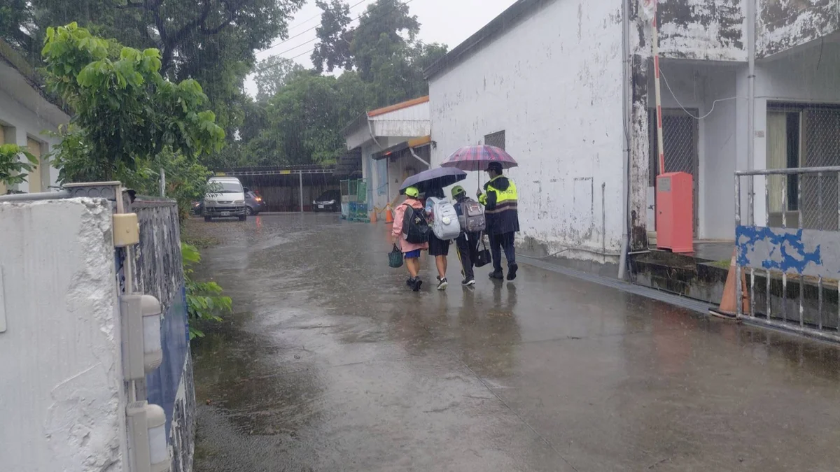 關山警冒雨護童！開學首日啟動專案 守護學童安心上學