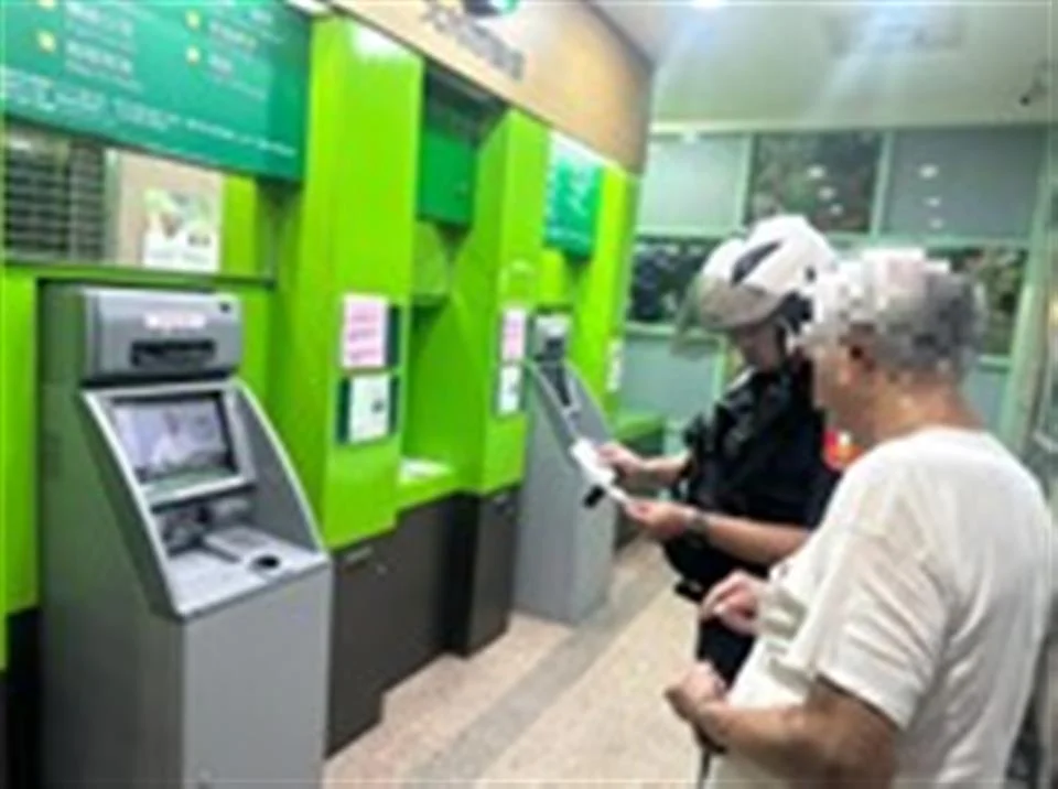 大村老翁ATM前徘徊急出汗!暖警主動上前化解提款危機