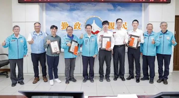 金門縣府表揚年度績優員工!陳福海:這3位公僕與1團隊是縣民最強後盾