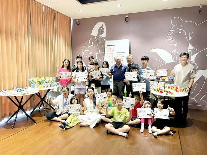金沙鎮圖書館「墨香創藝時光」結業!學童揮毫做DIY 鎮長大讚:充滿創意與專注