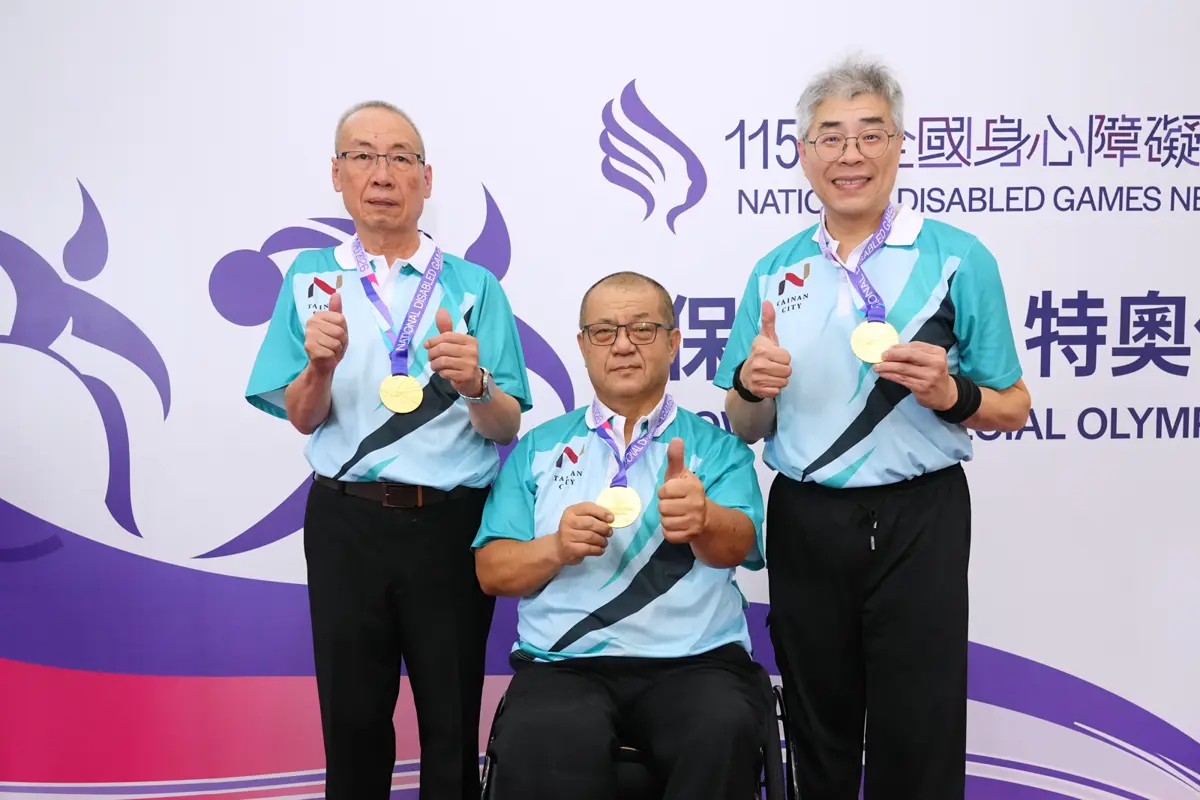 「這是開心的眼淚!」全障運保齡球上演復仇記,臺南市隊長鄭勝夫奪金後淚灑賽場
