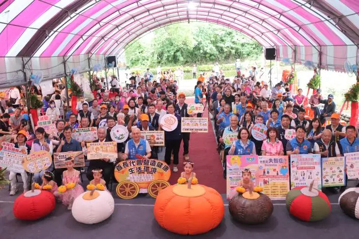 造橋南瓜節登場！8米高巨型南瓜寶寶現身龍昇湖，連嗨4天錯過等明年