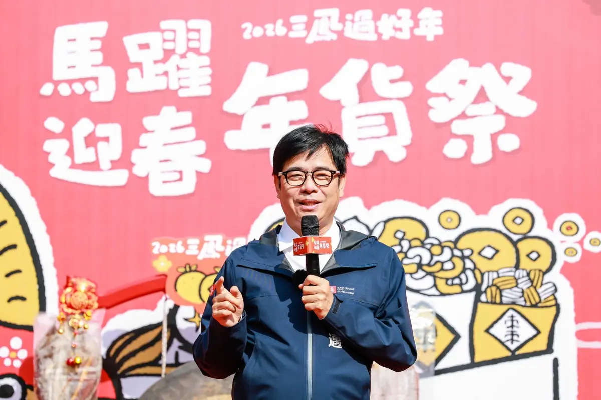 高雄過好年開跑!陳其邁三鳳中街發「超人紅包」 現場人龍擠爆