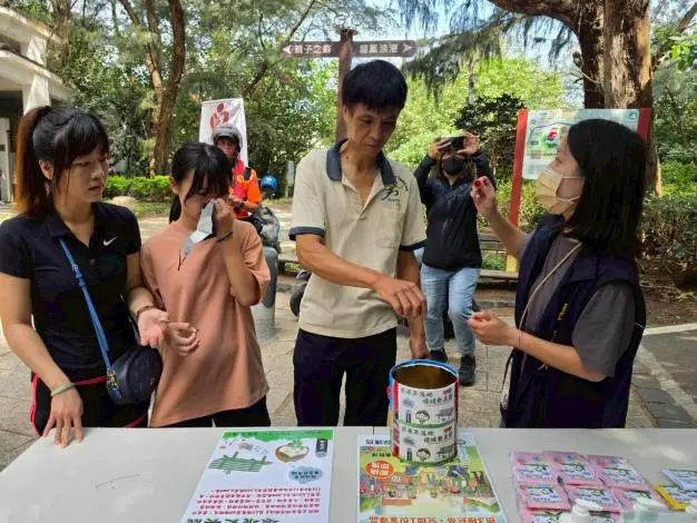 竹南濱海公園撿菸蒂!400人響應竟清出800多根,環保局籲「菸蒂不落地」