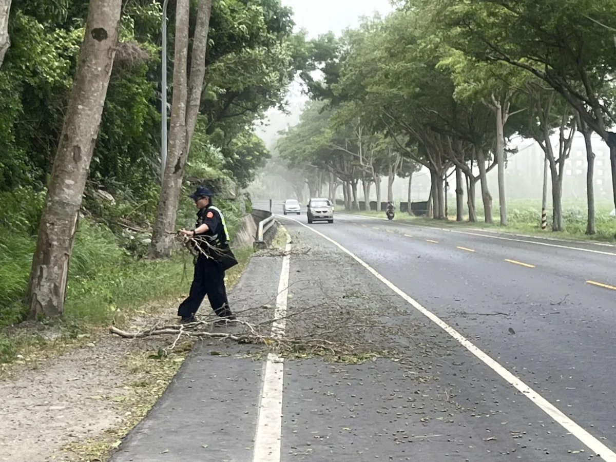 巴威颱風發威!鹿野台9線路樹橫倒擋道 警民合力急救援