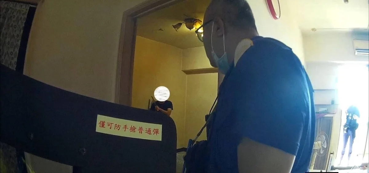 驚險!台南男失控持刀架脖 警果斷射電擊槍、噴辣椒水化解危機