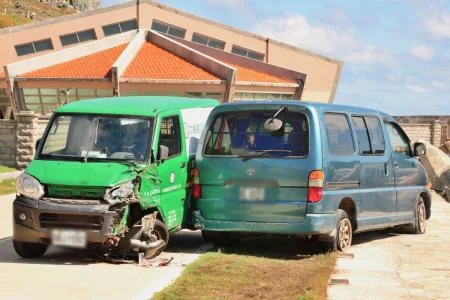 東引郵務車過彎失控撞休旅車!民眾打趣:汽車拉力賽後遺症?