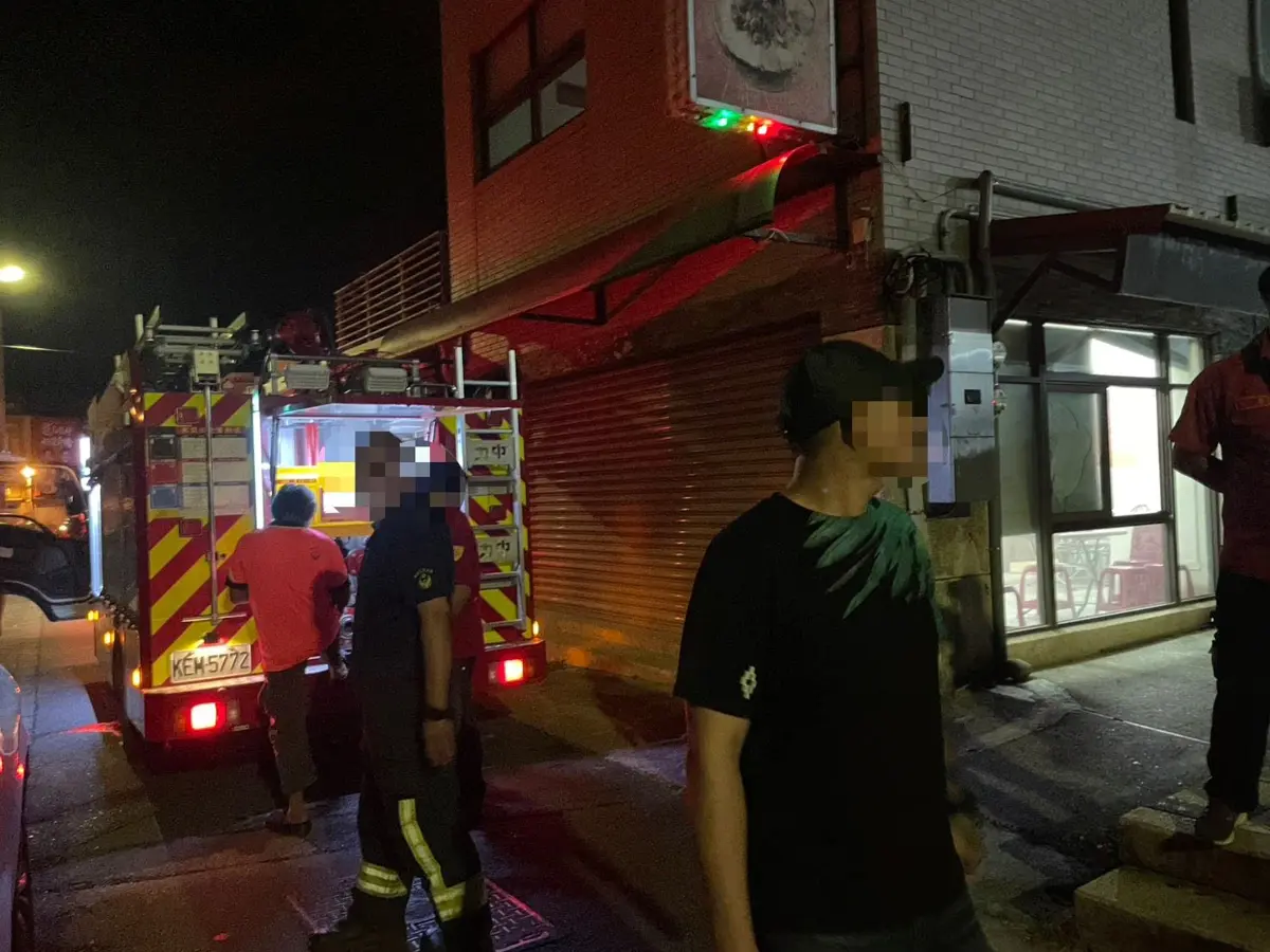 恆春麵店深夜驚傳濃煙!消防員「破窗入室」神救援 驚險畫面曝光