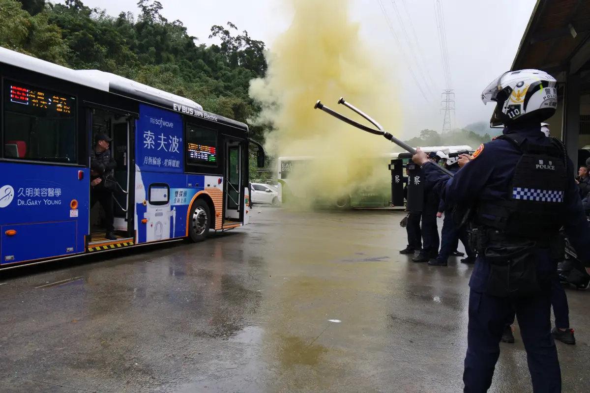新北公車驚魂演練!模擬縱火、隨機攻擊 跨局處聯手備戰跨年人潮