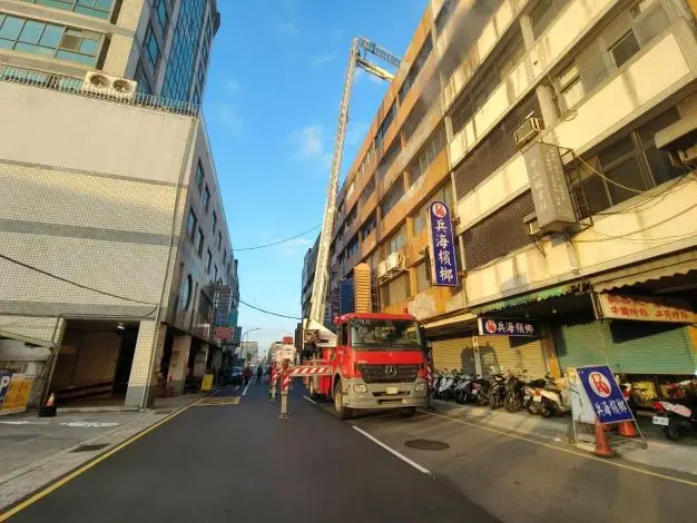 苗栗市住宅火警!5樓濃煙竄天 雲梯車神救援3民眾平安脫困
