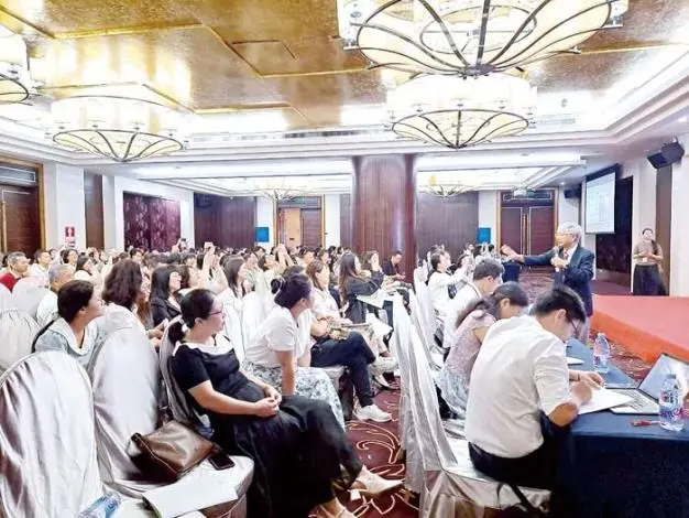 金門之光!陳龍安深圳開講AI教學,近500名校長教師讚:一場心靈洗禮