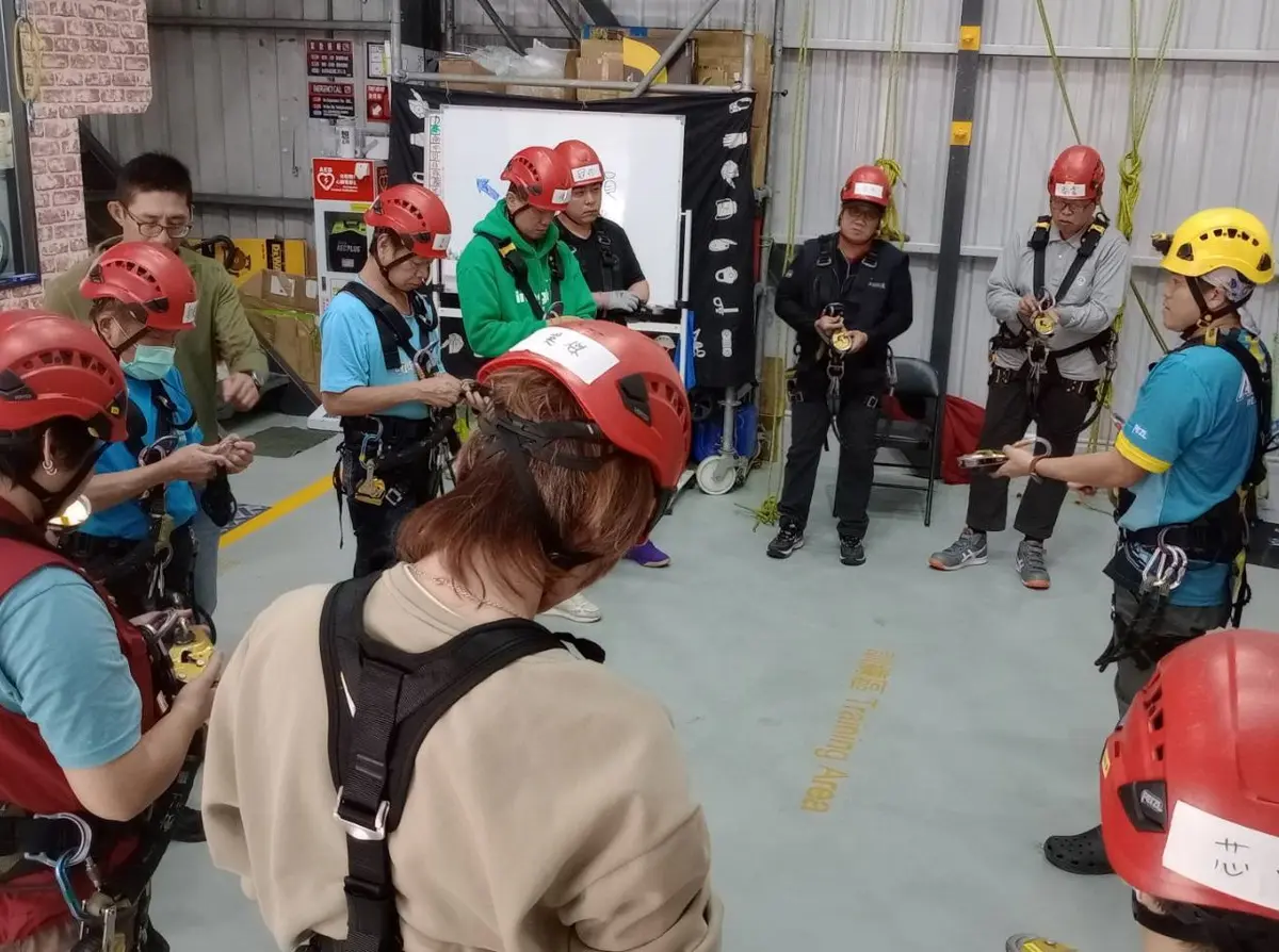 蘆洲4樓簷下驚魂!新北動保員深夜吊車救援 「蜘蛛人」訓練內容大公開