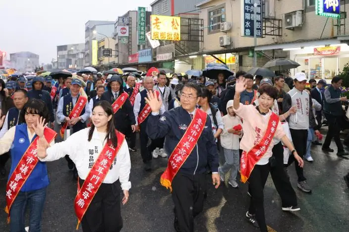 安南區夜空亮了!鹿耳門聖母廟煙火大秀登場,無人機、搶春牛萬人空巷