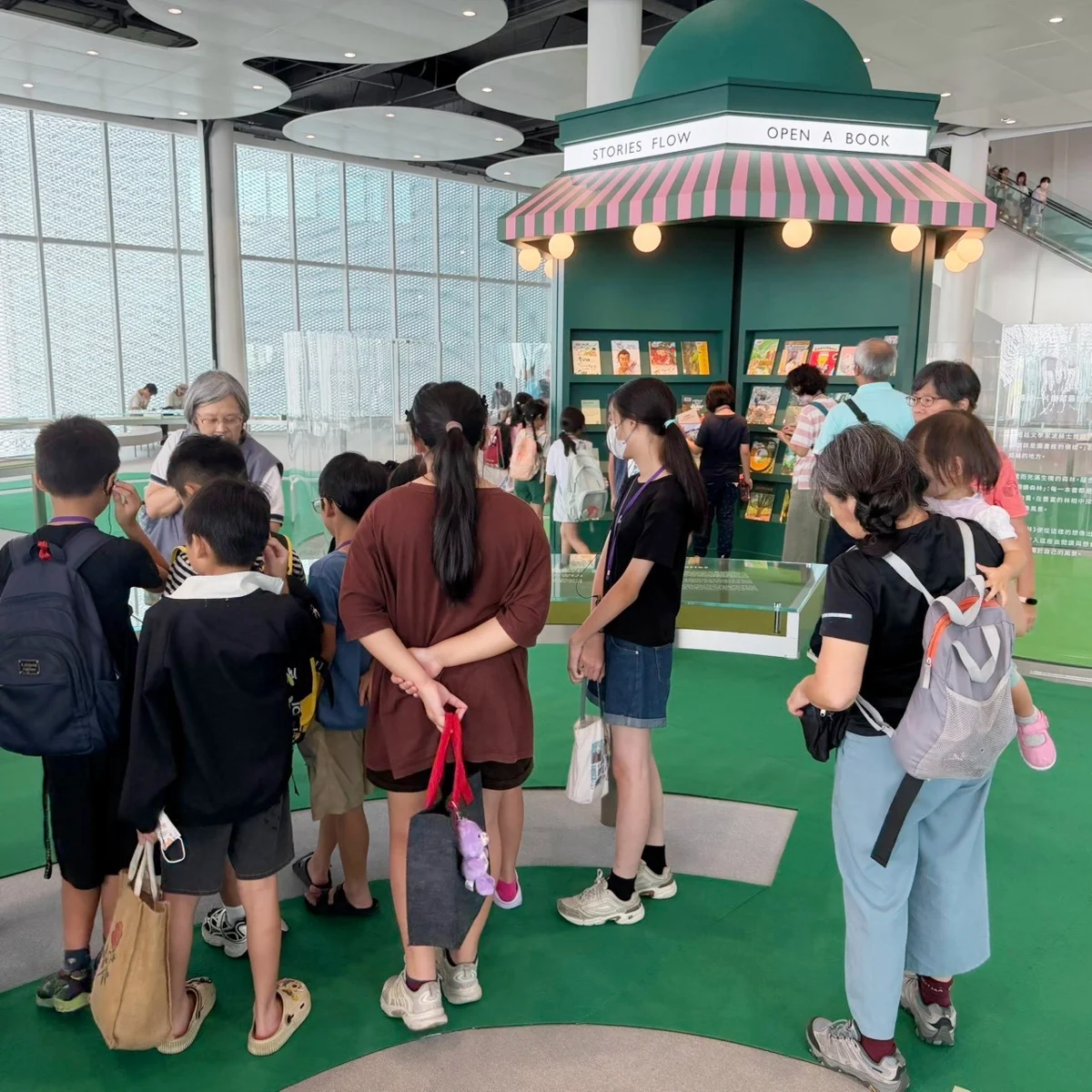 台中「綠美圖」變身散步森林!中市圖10週年書展 萬人朝聖25位插畫家聯展