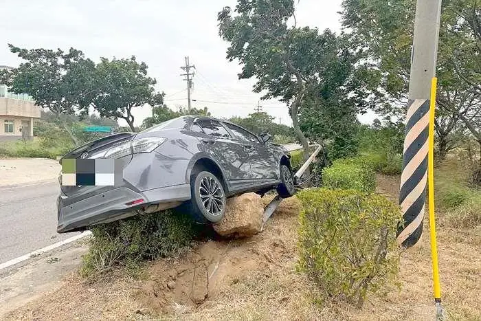 金寧鄉驚魂!駕駛身體不適誤踩油門 自撞路燈車頭全毀