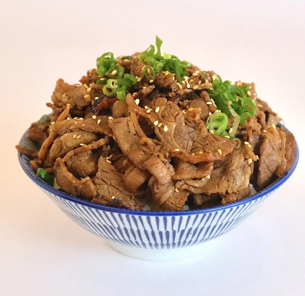 「武藏坊燒肉丼食所」的日式丼飯靈魂:厚切牛肉與手作醬料打動花蓮人心