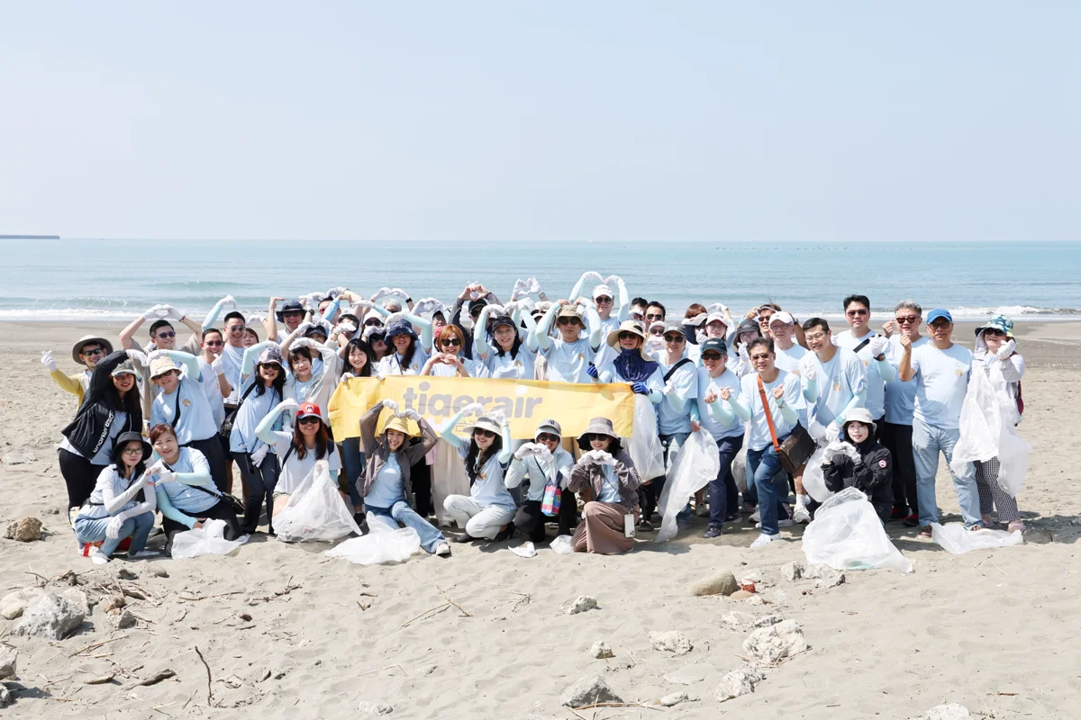 響應國際淨灘日！台灣虎航高層率隊挺進漁光島 守護海洋生態
