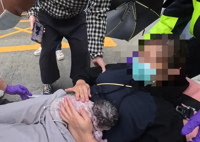 宜蘭上演路邊驚魂記!孕婦急產寶寶路邊出生 消防隊員化身神隊友驚險接生