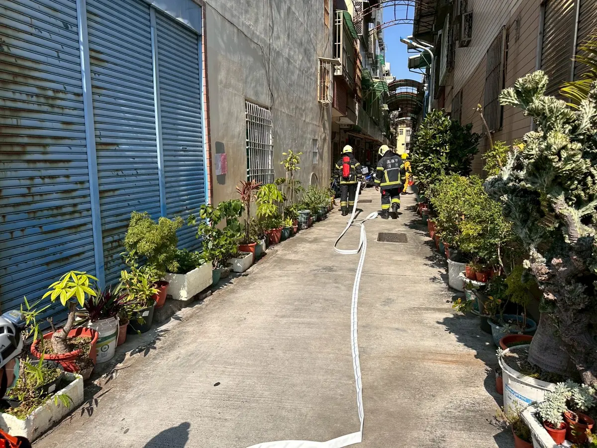 鳳山窄巷火災怎辦?消防隊實戰演練「長距離佈水」搶救SOP大公開