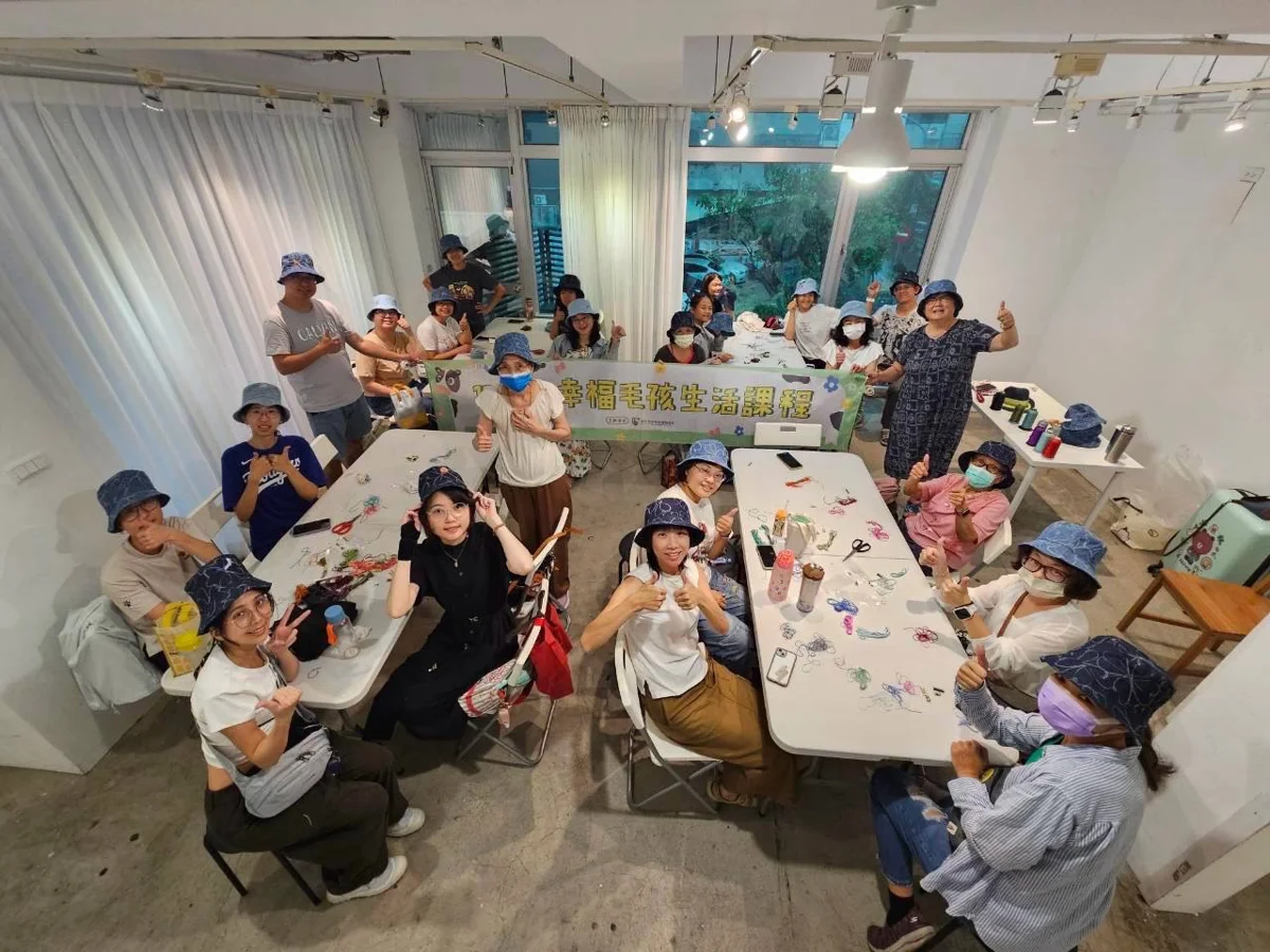 毛孩主人壓力大?台中動保處推「光影帽子」藝術療癒,讓心靈深呼吸!