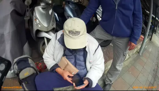 信義區街頭寒風中一幕!7旬翁跌倒嚇到失憶,2名女警暖心救援SOP曝光