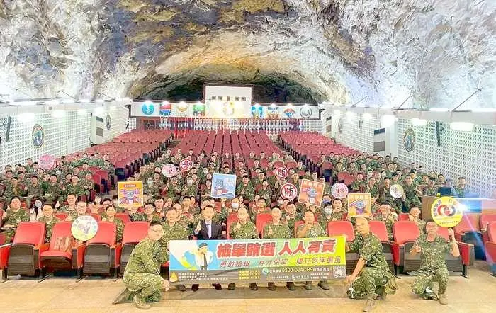 軍檢聯手!檢察長前進金門擎天廳,對近300官兵揭密反詐、反賄選關鍵