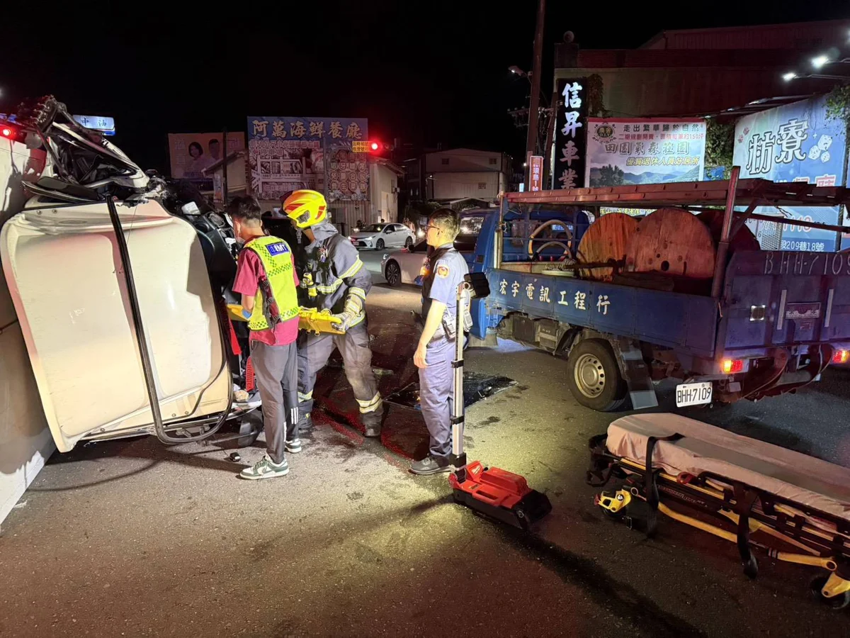 屏東枋寮4車連環撞!貨車駕駛夾困車內 警消急動用破壞剪搶救