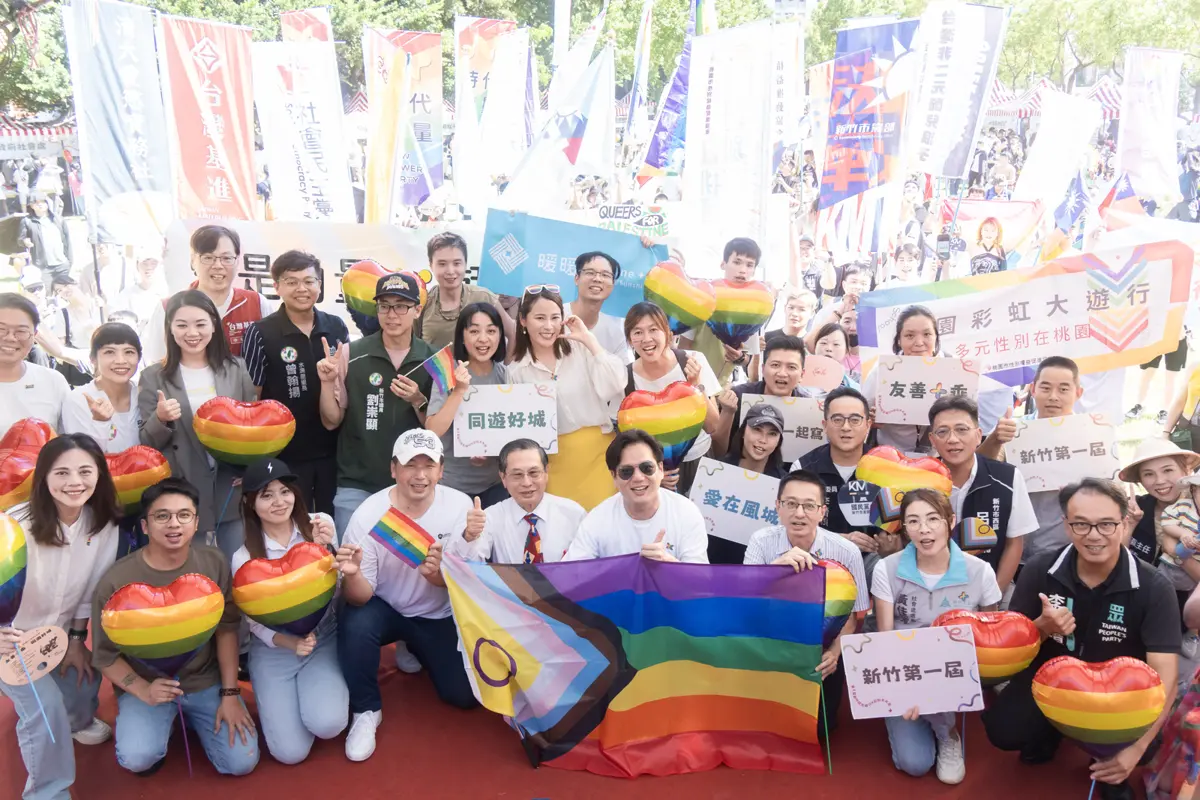 新竹首屆同志遊行今登場!代理市長邱臣遠領軍,逾2000人揮舞彩虹旗響應