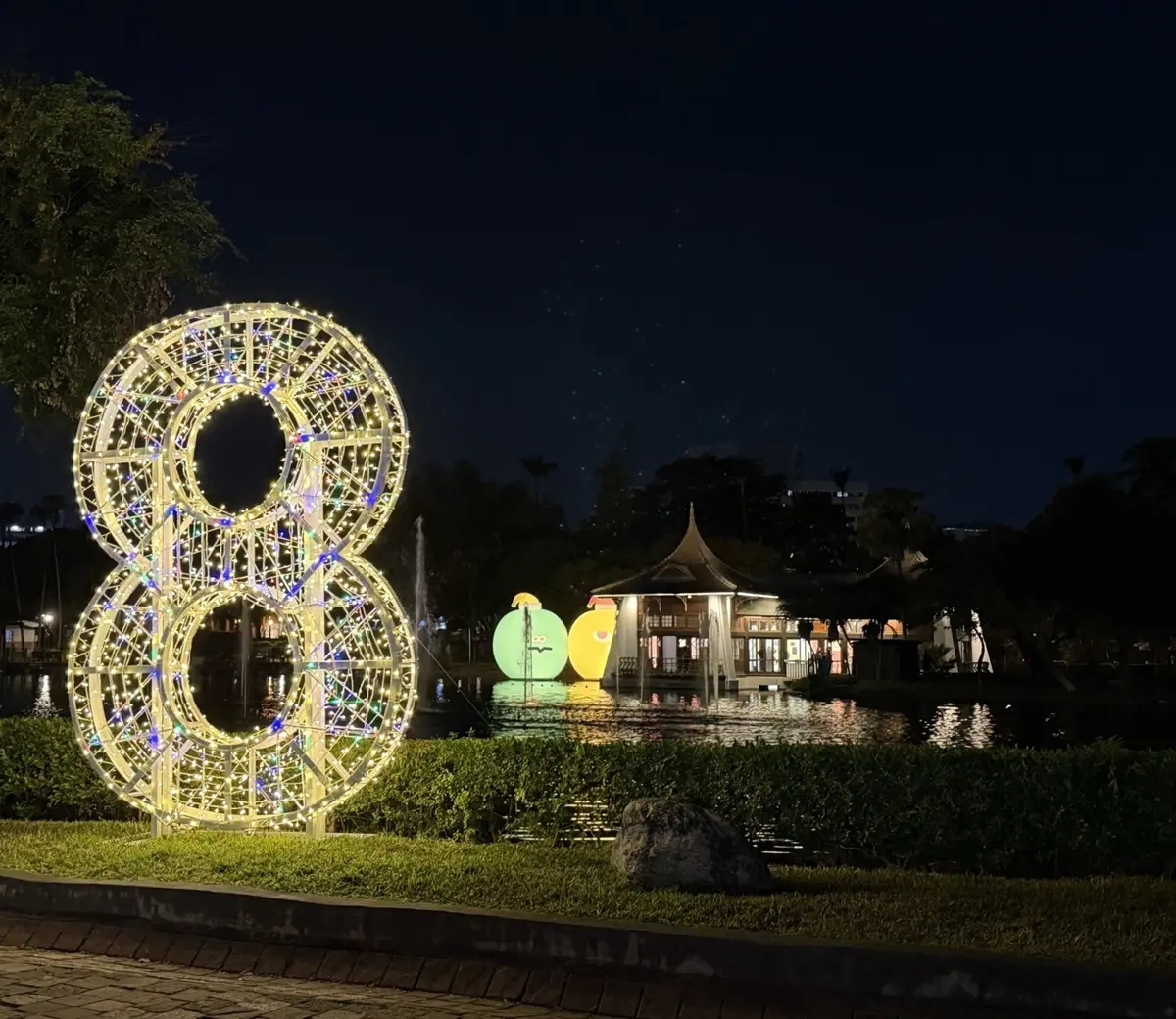 台中夜景大升級!5大公園「神秘數字8」燈飾點亮,迎接2026全城嗨翻!