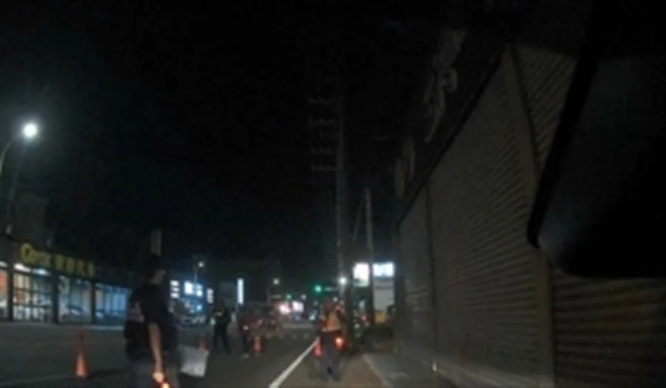 薔琵颱風強風狂襲!和美和港路加油站看板搖搖欲墜 警急封路拆彈